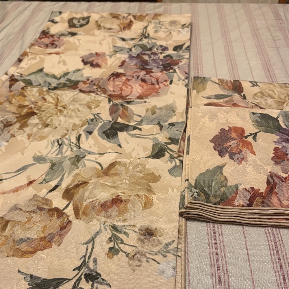 Floral Tablecloth and Napkin Set